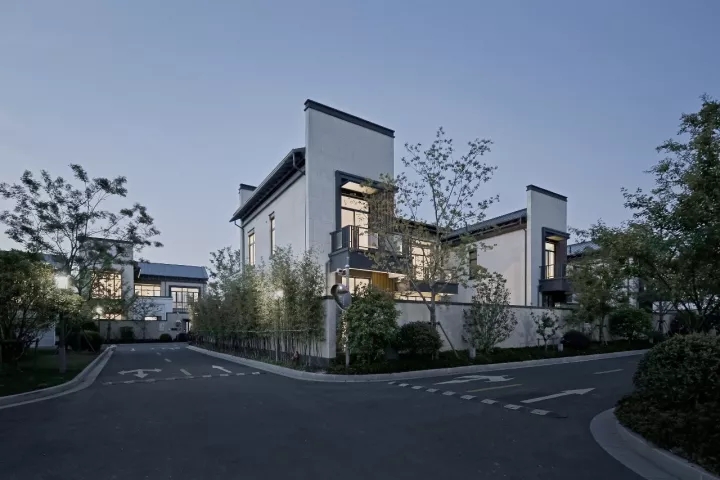 院内景观对公共区域可见，，但并不滋扰使用者的私密需求