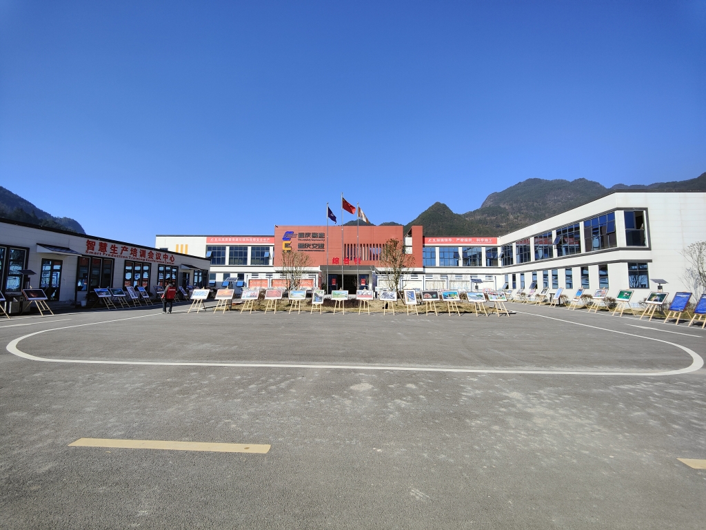 2022年11月14日，沉庆高速公路建设史上摄影展初次走进建设工地——巫云开公司组织“贯彻落实党的二十大心灵 致力开创巫云开建设新局面——巫云开高速摄影巡展”。 (1)